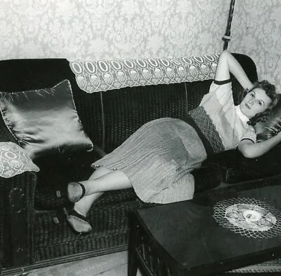 VT551 Original Vintage Photo WOMAN POSING ON SOFA C Mid Century • $5.50