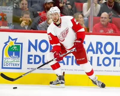 MIKE GREEN Detroit Red Wings 8X10 PHOTO PICTURE 22050704581 • $15.93