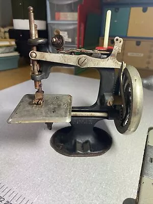 Singer Sewing Machine Children's Mini Vintage Mechanical Black • £5.50