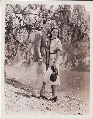 8x10 Original Photo Robert Taylor Maureen O'SULLIVAN En La Foule Roars 1938 • $14.95