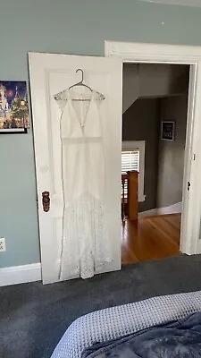 Monique Lhuillier Wedding Dress • $215