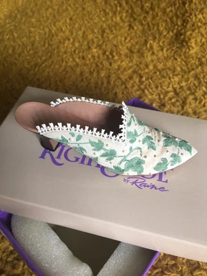 £2.99 • Buy Just The Right Shoe, Touch Of Lace 25061