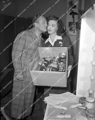 45np-1409 1943 Candid Edmund Lowe & Marguerite Chapman Box Of Canned Goods On Se • $13.99
