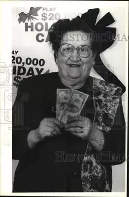 1993 Press Photo Rae Petrosino New Haven Register's Holiday Cash Contest Winner • $19.99