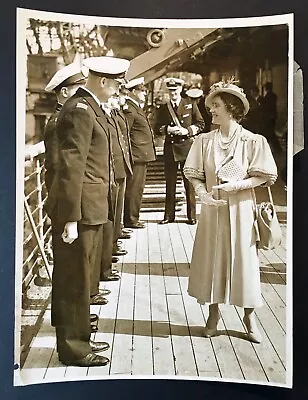 Queen Mother Elizabeth Meeting Merchant Navy Vintage  Press Photo 8 X6  • $25