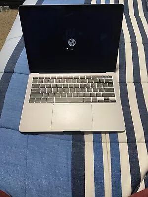 Macbook Air 13 2020 I3 8gb 256gb • $550