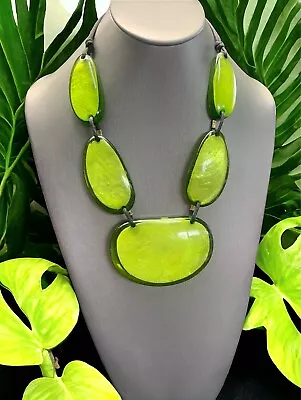 Vintage Chameleon Electric Green  Mother Of Pearl Chunky Necklace 20” • $27.76