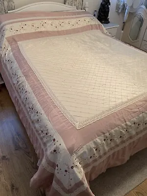 Pre Owned Vintage Kingsize Bedspread (Pink/Ivory/Lace/floral) • £25