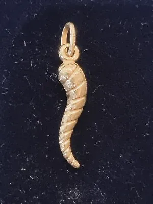 9ct Yellow Gold Frosted And Grooved Cornucopia/ Horn Of Plenty Pendant • £25