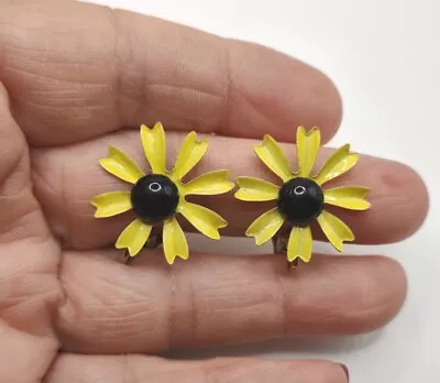 Vintage Gold Tone Yellow Enamel Daisy Flower Clip On Earrings B16 • $1.29