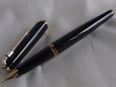 Montblanc 121 Fountain Pen Black GT 18K F Nib • $149.99