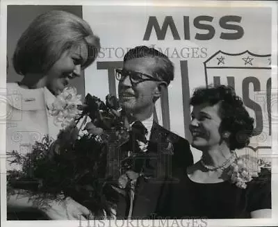 1963 Press Photo Ms Tall USA Carol Dettmann W/ Parents Dr & Mrs Howard Dettmann • $19.99