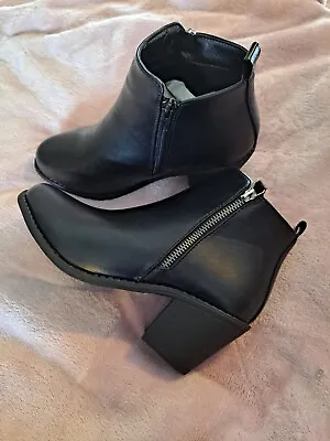 Fluid Black Zip Tassel Ankle Boots Size 5 NEW • £15