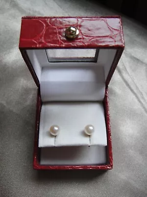 18ct 750 Gold Pearl Earrings Hallmarked Weight 1.16 Grams • £95