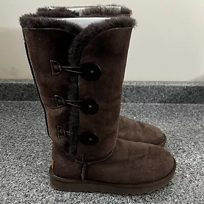 UGG Bailey Button Triplet II Chocolate Brown Boots NEW 1016227 | Women’s Size 7 • £116.76