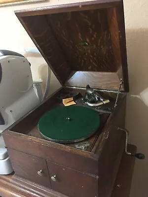 Antique Oak Table Top Victrola Victor Talking Machine VV-VIII Great Condition. • $350