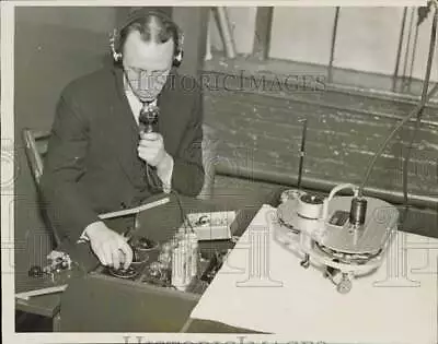 1937 Press Photo H.F. Chamberlain Radios Flying Conditions To Student Pilots • $19.99