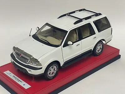 1/18 AutoArt Lincoln Navigator SUV  In White On Red Leather Base   AB222 • $149.95