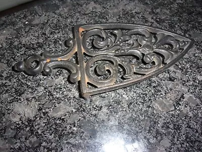 Vintage CAST IRON TRIVET - GARDEN - ARROW Pattern - Marked - Handle - Footed 9  • $6.99