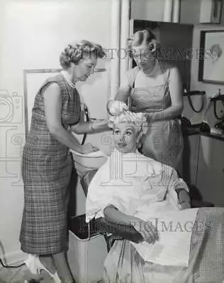 Press Photo Actress Mitzi Gaynor And Hairstylists - Kfa49455 • $19.88