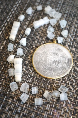 $10 • Buy VTG Quartz Like Aztec Style Necklace!