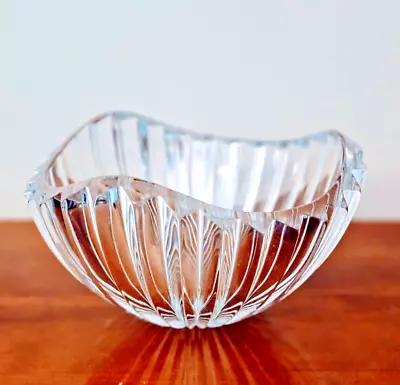 Mikasa 10 Inch Modern Ribbed Tri-point Wave Crystal Bowl Gorgeous.  Cornation  • $50