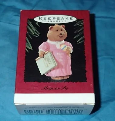 HALLMARK KEEPSAKE ORNAMENT ~ MOM TO BE ~ MOM BEAR With A BOOK ~ 1995 *NRFB • $6.95