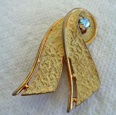 Rare 1960s Kramer Rhinestone And Gold-tone Metal Ribbon Brooch • $18.99