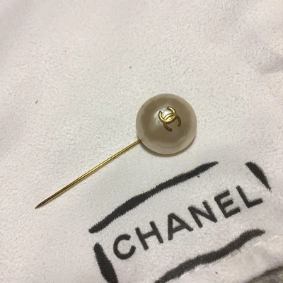 $390 • Buy Chanel Vintage Pearl Brooch