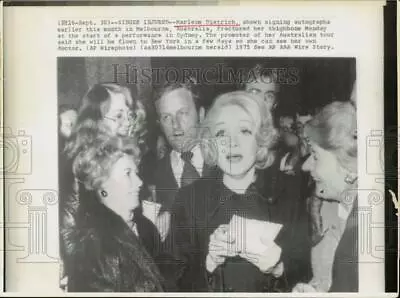 1975 Press Photo Marlene Dietrich Signs Autographs In Melbourne Australia. • $19.99