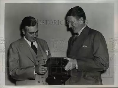 1938 Press Photo Charles Edison Presented W First Polaroid Lighting Unit • $19.99