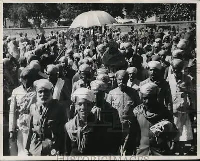 1953 Press Photo Crowd Surrounds Maharaja Under Umbrella In India - Mjc42071 • $19.99