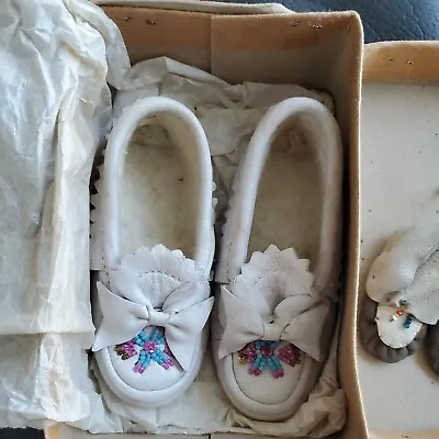 Vintage Inuit White Leather Infant Baby Moccasins With Beads Ties Doll Set 1928 • $324.72
