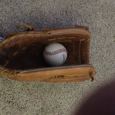 Baseball/softball Glove RHT • $50