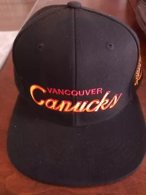 Men's Mitchell & Ness Black Vancouver Canucks Core Team Script 2.0 Snapback Hat • $33.77