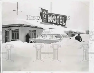 1958 Press Photo Snow Piles Strand Guests At ABC Motel In Michigan City Indiana • $17.88