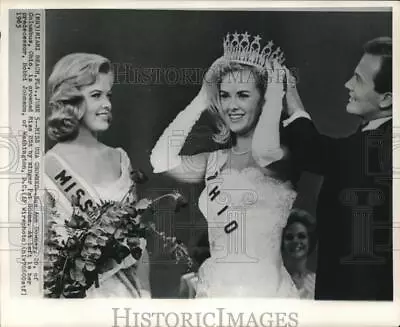 1965 Press Photo Sue Ann Downey Crowned Miss USA By Singer Pat Boone - Nob01125 • $19.99