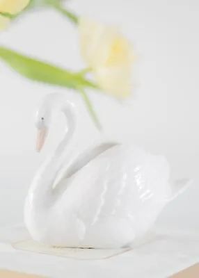 Nao Lladro Small White Porcelain Swan Ornament Vase • £16