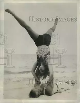1933 Press Photo Vivian Reynolds Dances On Air As Dr. Ernest Groll Acts As Prop • $19.99