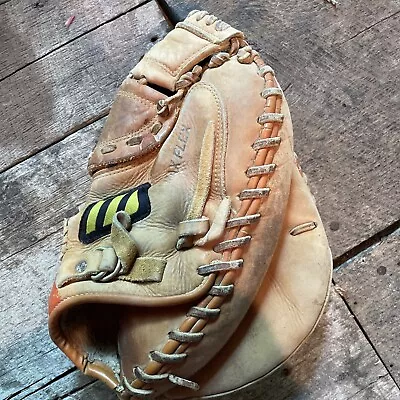 Mizuno Catchers Mitt. Very Sturdy. No Rips Or Tears. • $14