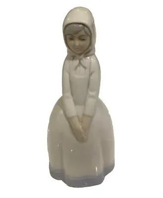 LADY HAND MADE FIGURINE ORNAMENT PORCELAIN By M. REQUENA VALENCIA 1985's SPAIN • £1