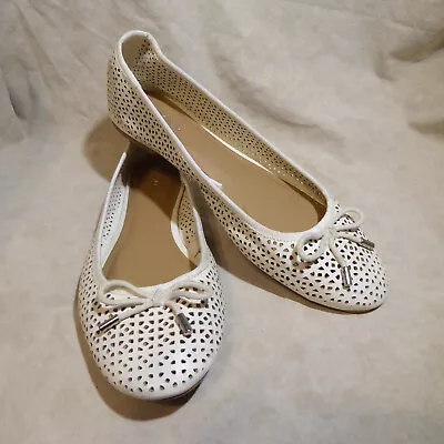 🩰 Merona Classic Ballet Flats Sz 8 M Ivory White Lasercut Leatherette; Bows • $18.99