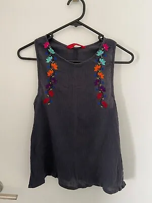 $10 • Buy Tigerlily Floral Embroidered Top Size 6