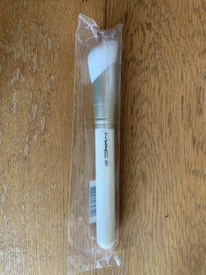 £14.99 • Buy MAC Brush 001. BNIB. Foundation/ Skin. RRP £28