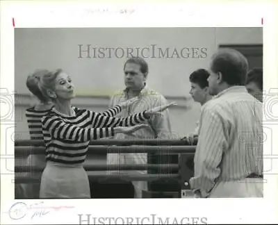 1988 Press Photo Dame Margot Fonteyn Talks With Ben Stevenson Of Houston Ballet. • $12.99