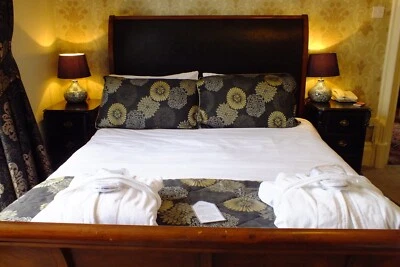 £275 • Buy King Size Sleigh  Bed. Dismantled For Collection Dark Wood Ex Hotel