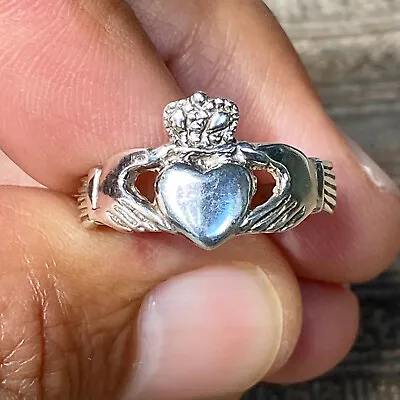 VINTAGE STERLING SILVER TRADITIONAL IRISH CLADDAGH HEART IN HANDS RING Sz 8.25 • $33.15