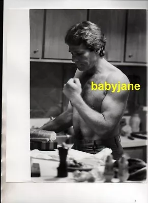 Ryan O'neal Original 8x10 Photo Barechested Muscles Beefcake 1978 Oliver's Story • $24.99