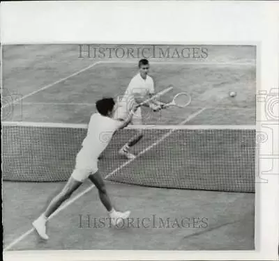 1965 Press Photo Rafael Osuna Slams Ball Past Herb Fitzgibbon. - Afa38117 • $17.99