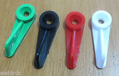 20 X PLASTIC DOOR CATCHES - CATCH FOR CAGE FRONT - BLACK - WHITE - RED - GREEN • £5.25